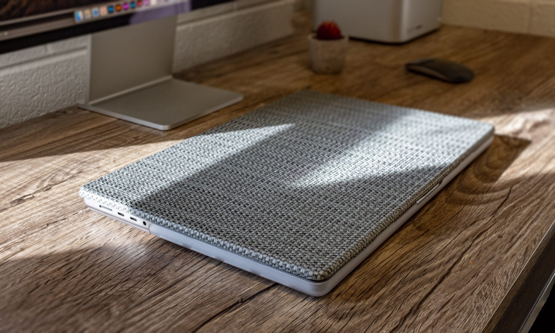 MacBook Pro 14-inch (M1–M5, M5 Pro/M5 Max) Case - Woven Fabric Protection